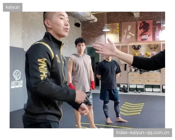 UFC三连摆拳打懵对手：击碎对手心理防线的终极战术